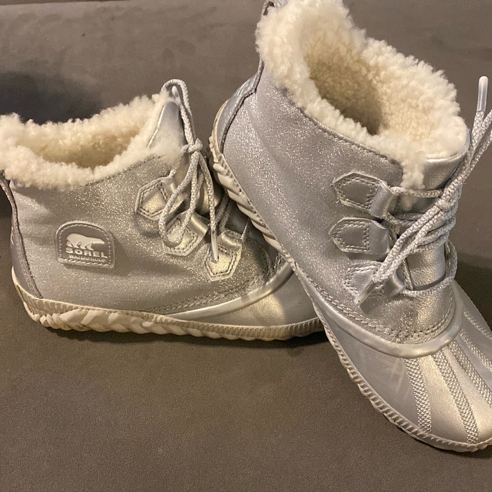 Sorry x Disney collab silver winter boots size 8.5 frozen